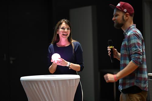 Die HSD-Pressesprecherin Simone Fischer moderierte den Festakt und sprach unter anderem mit einem Alumnus, Mario Kascholke, der sich mit einem Unternehmen erfolgreich selbstständig gemacht hat, das den Therapieball „Ichó“ als Förderinstrument für Demenzkranke vertreibt.